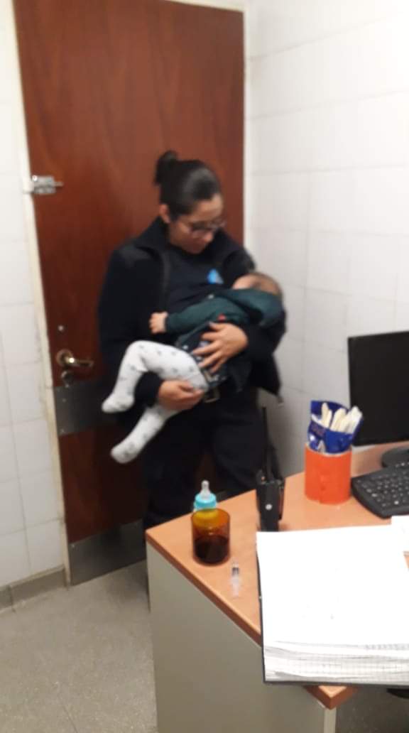 Una policía amamantó a un bebé que fue golpeado en un ritual religioso