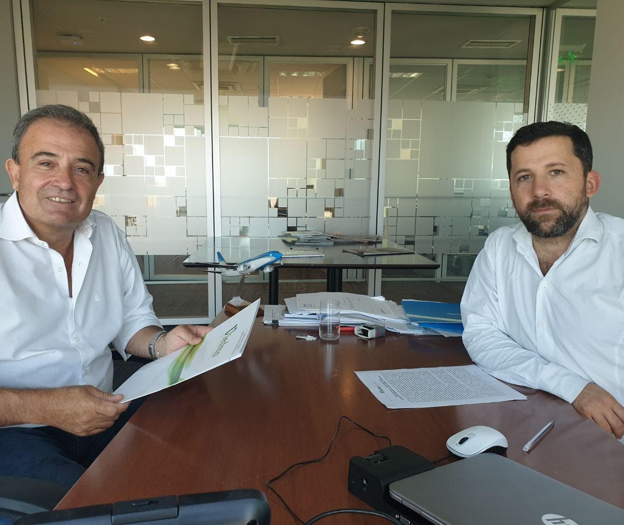 El Intendente de Viedma realizó gestiones por la conectividad aérea de la región
