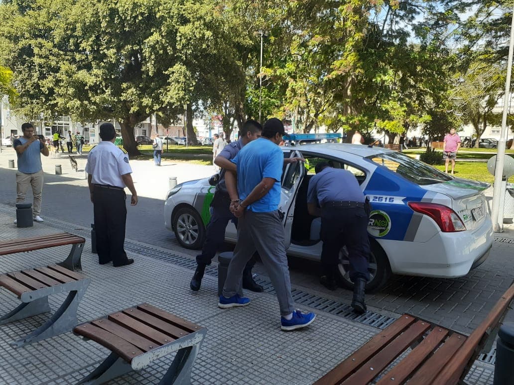 Despliegue policial y un detenido en plena calle Buenos Aires