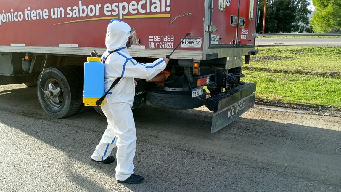 Intensifican los controles en el puesto sanitario y bromatológico del acceso a Viedma