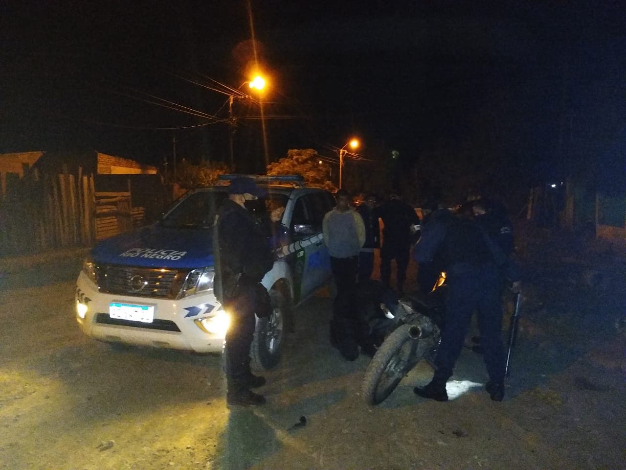 Fueron detenidos por romper la cuarentena y llevar un revólver
