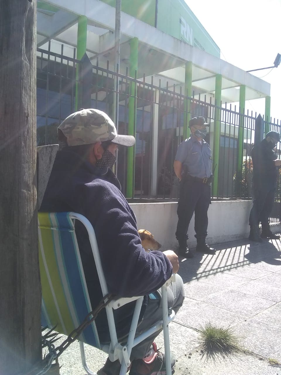 Mujer policía habla desde la protesta frente al Ministerio de Seguridad