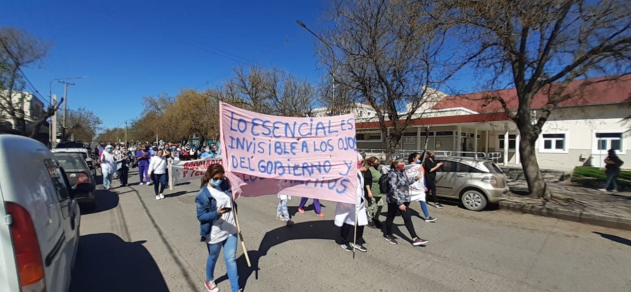 «Héroes, no imprescindibles mientras Simulan con la salud Pública»