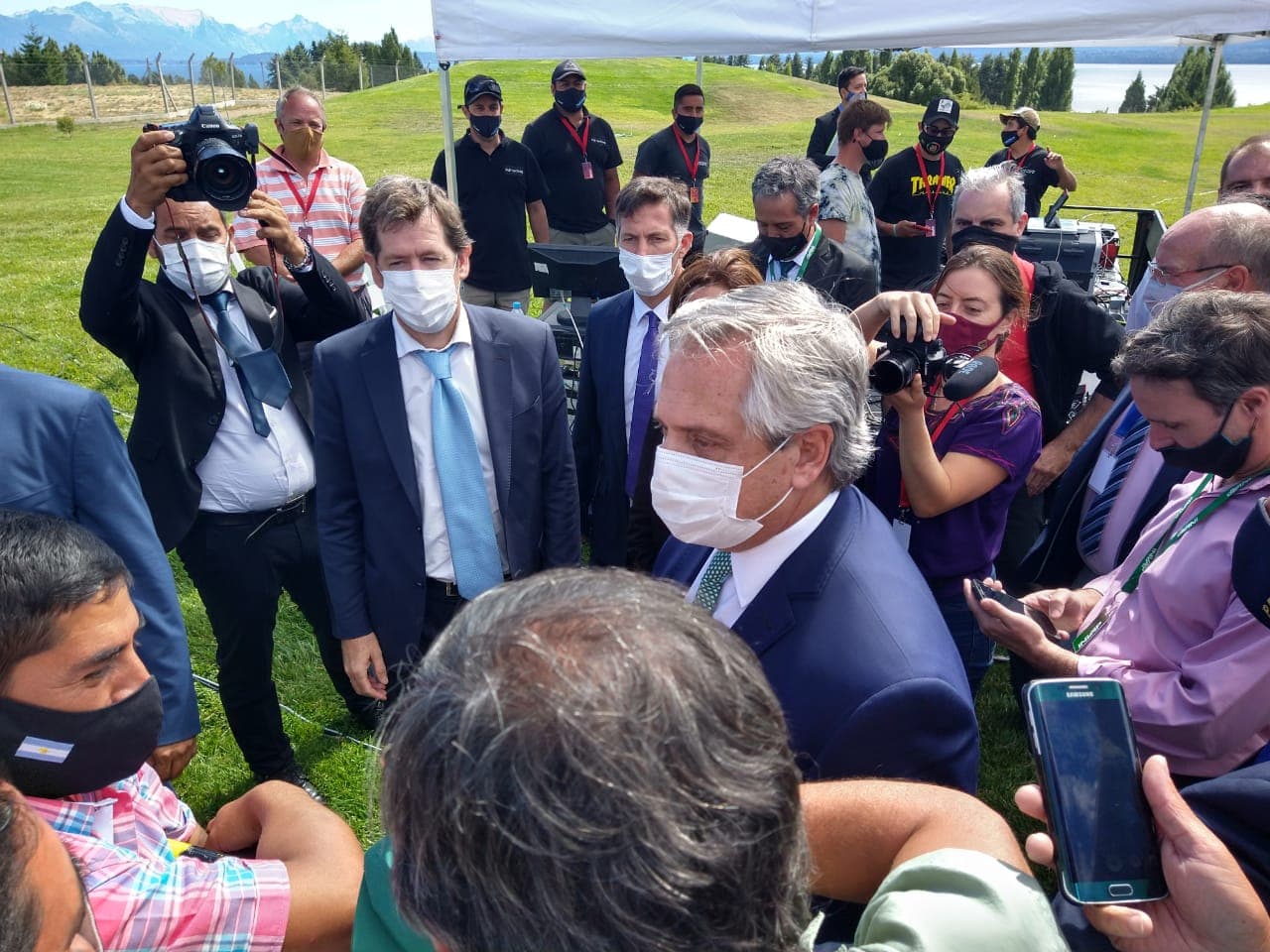 Alberto Fernández estuvo en Bariloche presidiendo la firma de un convenio con INVAP por 5 radares