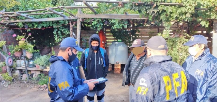 En operativos por trata de personas en las chacras de Viedma detienen a un ciudadano extranjero con pedido de captura