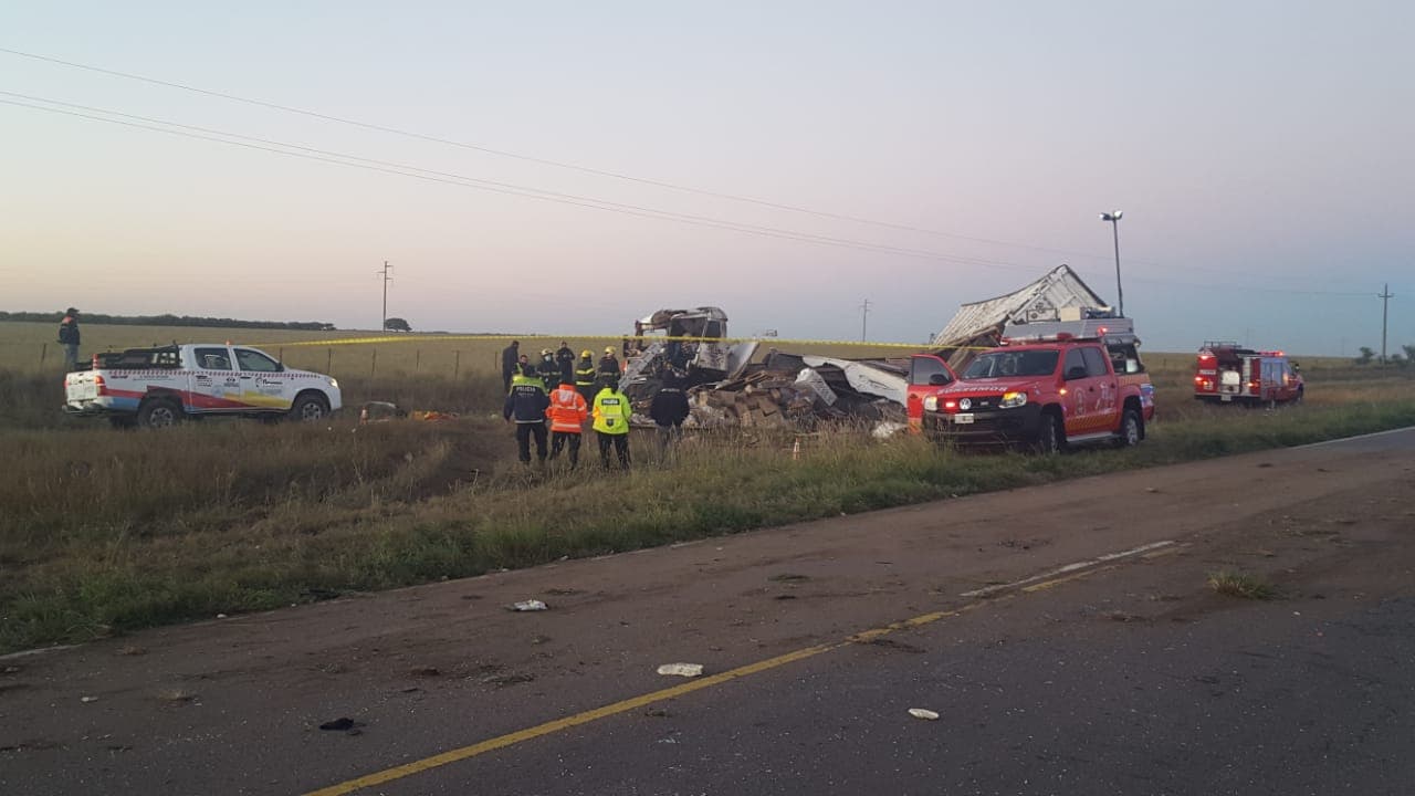 Fuerte choque en kilómetro 950 de la ruta N°3 entre dos camiones