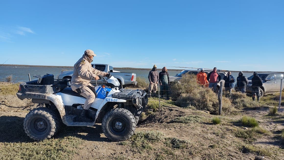 Fueron a pescar a San Blas, quedaron encerrados por la marea y Prefectura los rescató