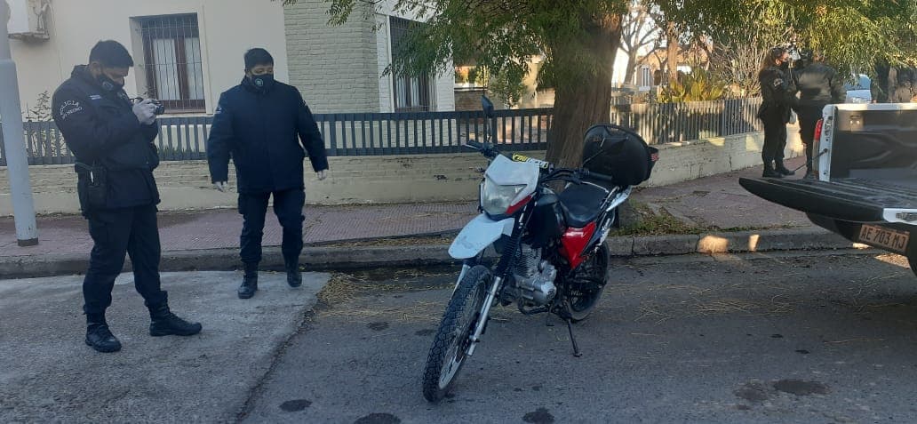 Al policía le gatillaron en la cabeza, pero la bala no salió, porque el arma estaba con seguro