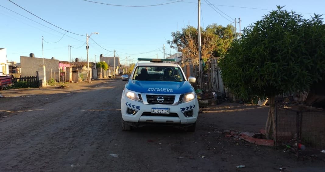 Recuperan dos armas reglamentarias, proyectiles y chalecos de policía de tránsito en varios allanamientos en el barrio Lavalle de Viedma
