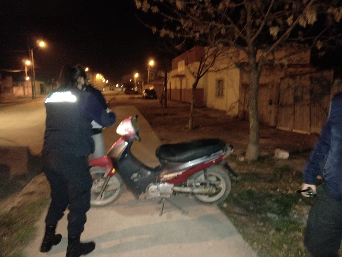 En una persecución policial recuperan una moto robada en el barrio Castello