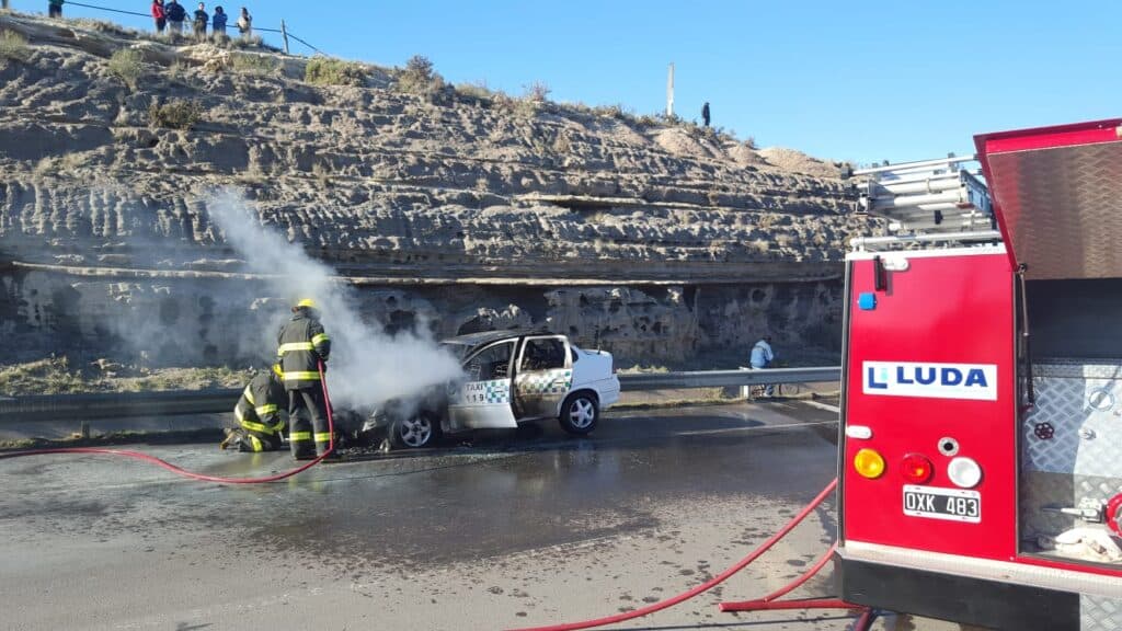 Un taxi se prendió fuego pasando el puente Basilio Villarino en Patagones