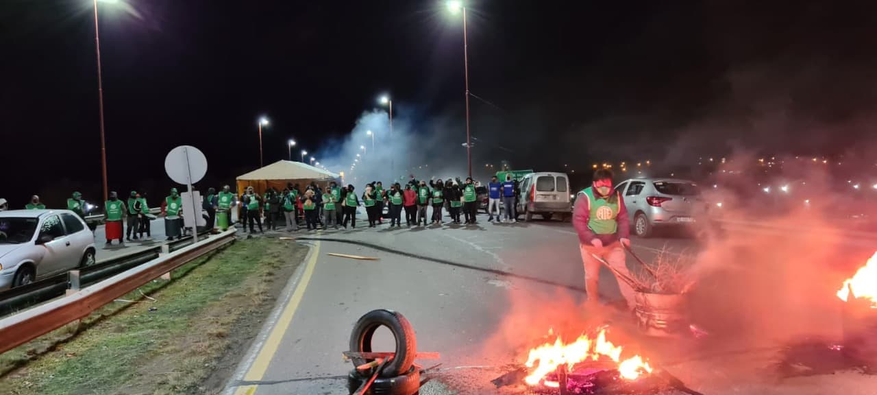 Hay cortes intermitentes en el puente nuevo de Viedma y otros de la provincia por parte de ATE