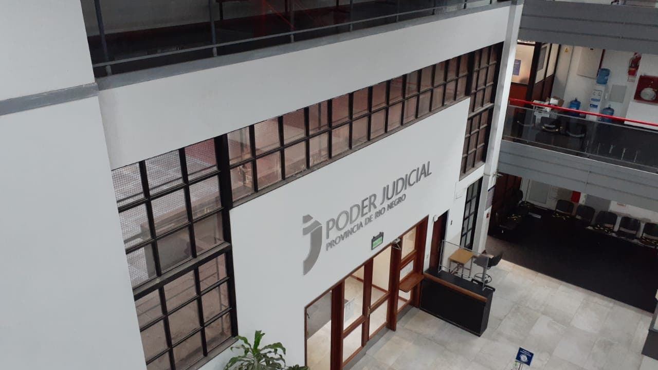 Un papá en Viedma pidió no pagar la cuota alimentaria a su hija de 23 años porque no está estudiando