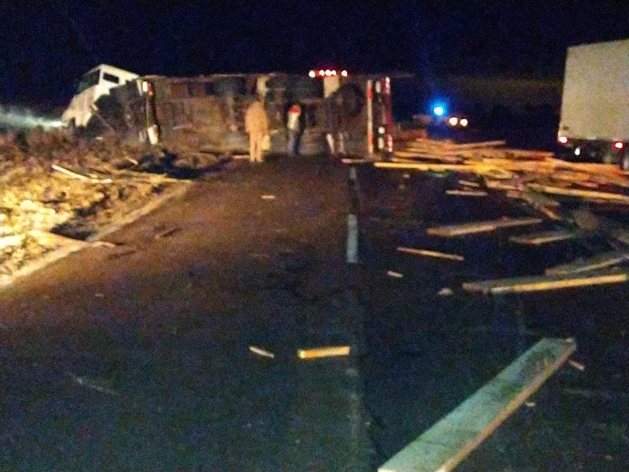 Volcó un camión y quedó cruzado en medio de la ruta Nº3 en la zona de Querencia