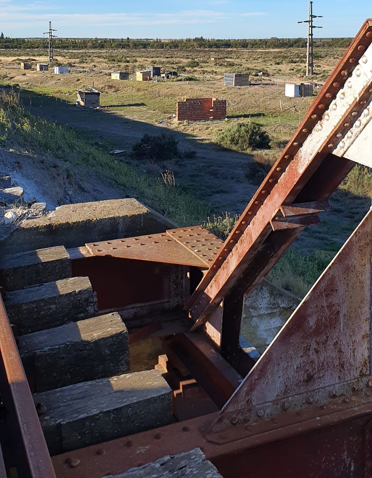 Robaban las vías del tren en el puente seco de la ruta N°1 y fueron detenidos