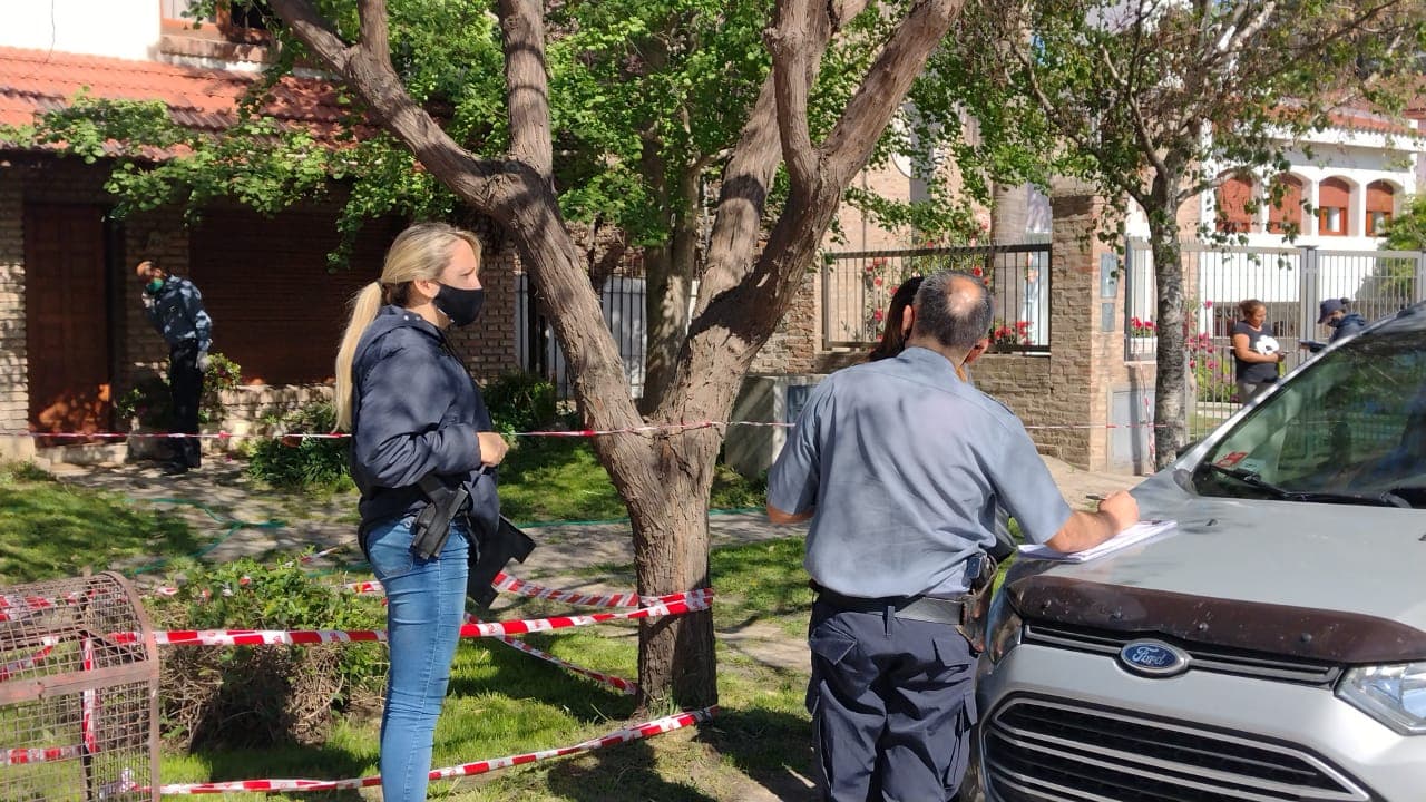 Le robaron el auto a una mujer cuando salía de su casa