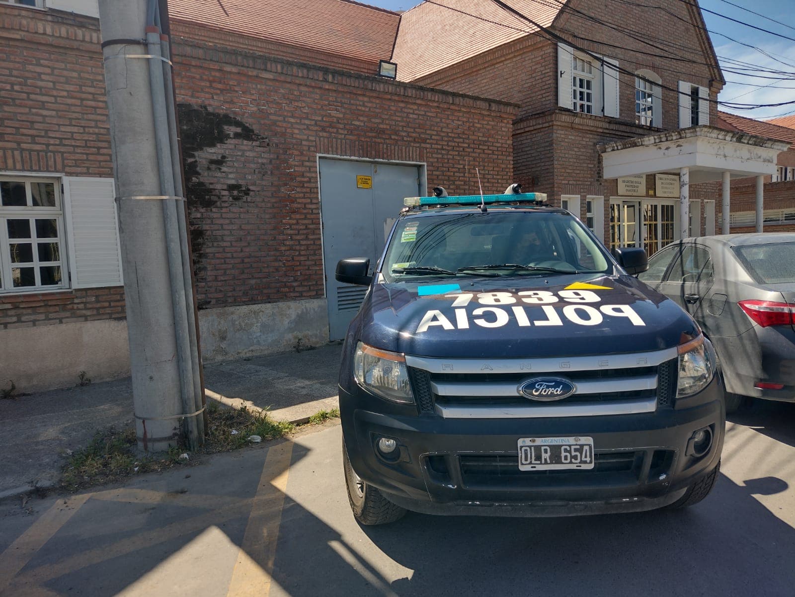Allanamientos y detención de una persona por realizar panfletos con imágenes Nazis en la Comarca