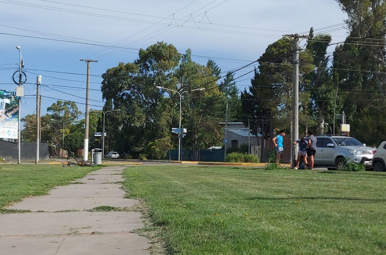 Padres de los jóvenes que vandalizaron espacios públicos en Viedma se reunieron con autoridades municipales