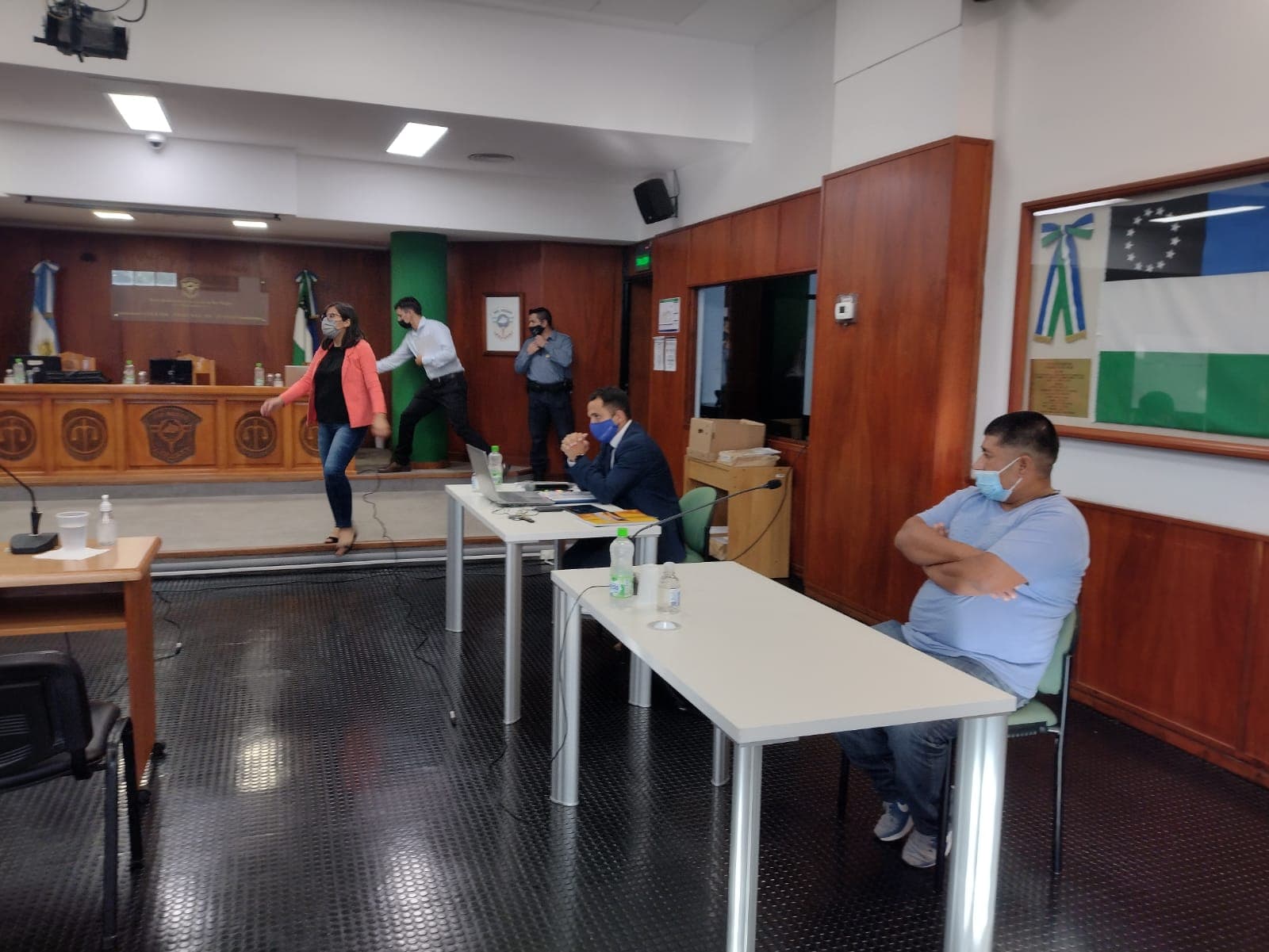 Comienza el juicio contra un policía acusado de asesinar a un joven que le había robado antes a la madre en su negocio