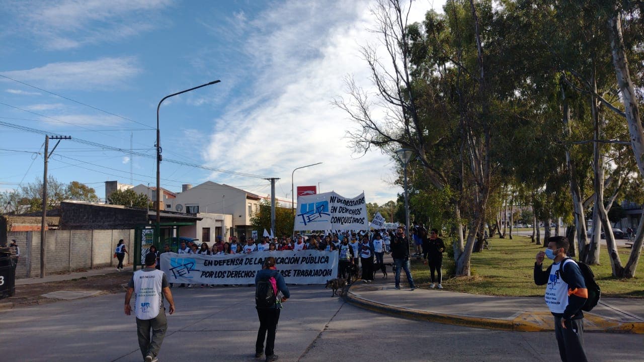 Con una multitudinaria marcha en Viedma, UnTER pidió una mejor oferta salarial