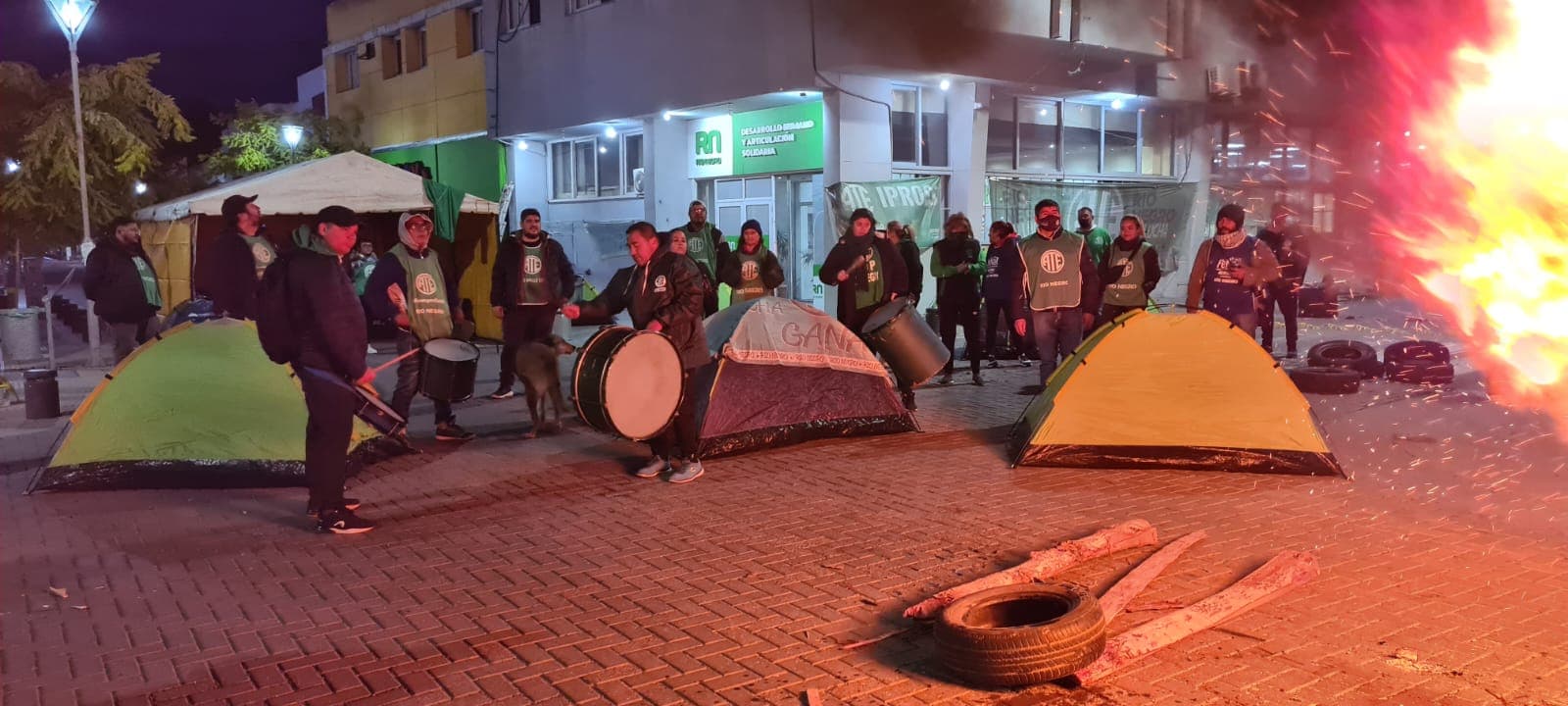 Comenzó el acampe de ATE en Viedma con reclamos en Desarrollo Humano y SENAF