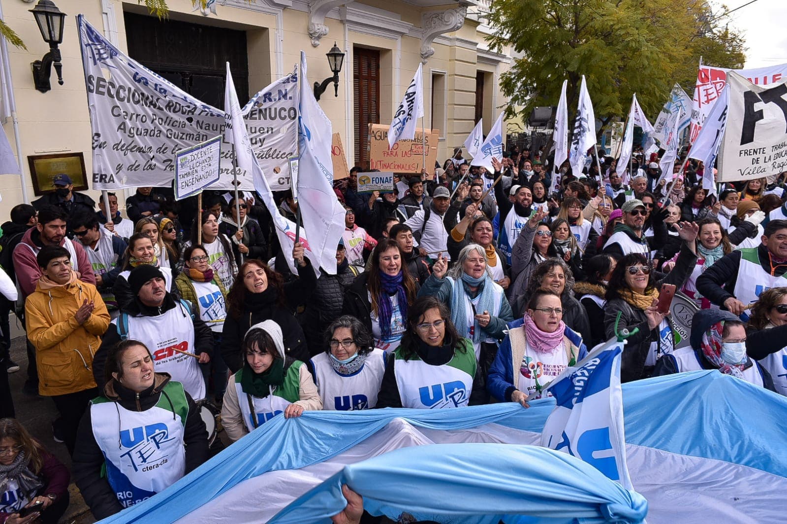 Los docentes también realizarán un paro este miércoles, “tenemos bronca, enojo e indignación porque el gobierno de Río Negro avasalla nuestros derechos»
