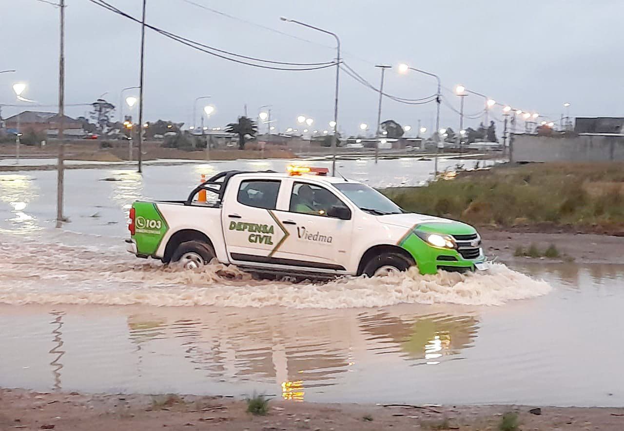Defensa Civil trabajó en varios sectores de Viedma y ayudó a vecinos en medio de la lluvia