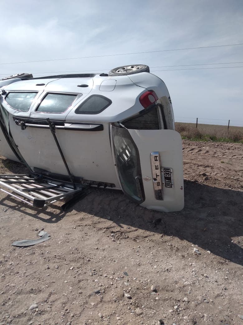 Volcó un vehículo a unos 5 kílometros de Bahía San Blas, un hombre fue internado