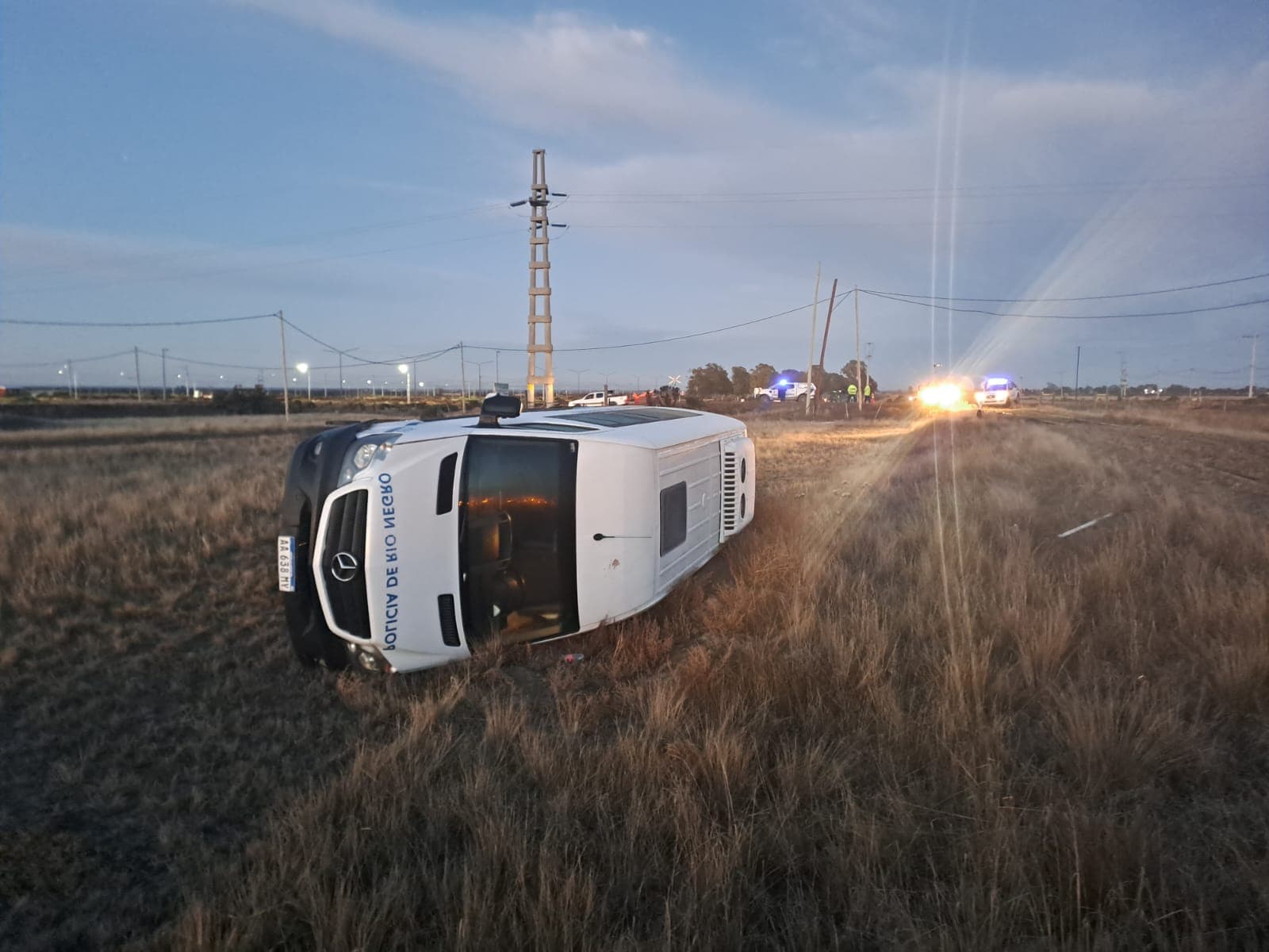 Volcó una combi de la Policía al pasar de largo en una curva que está cerca de la Estación de Trenes