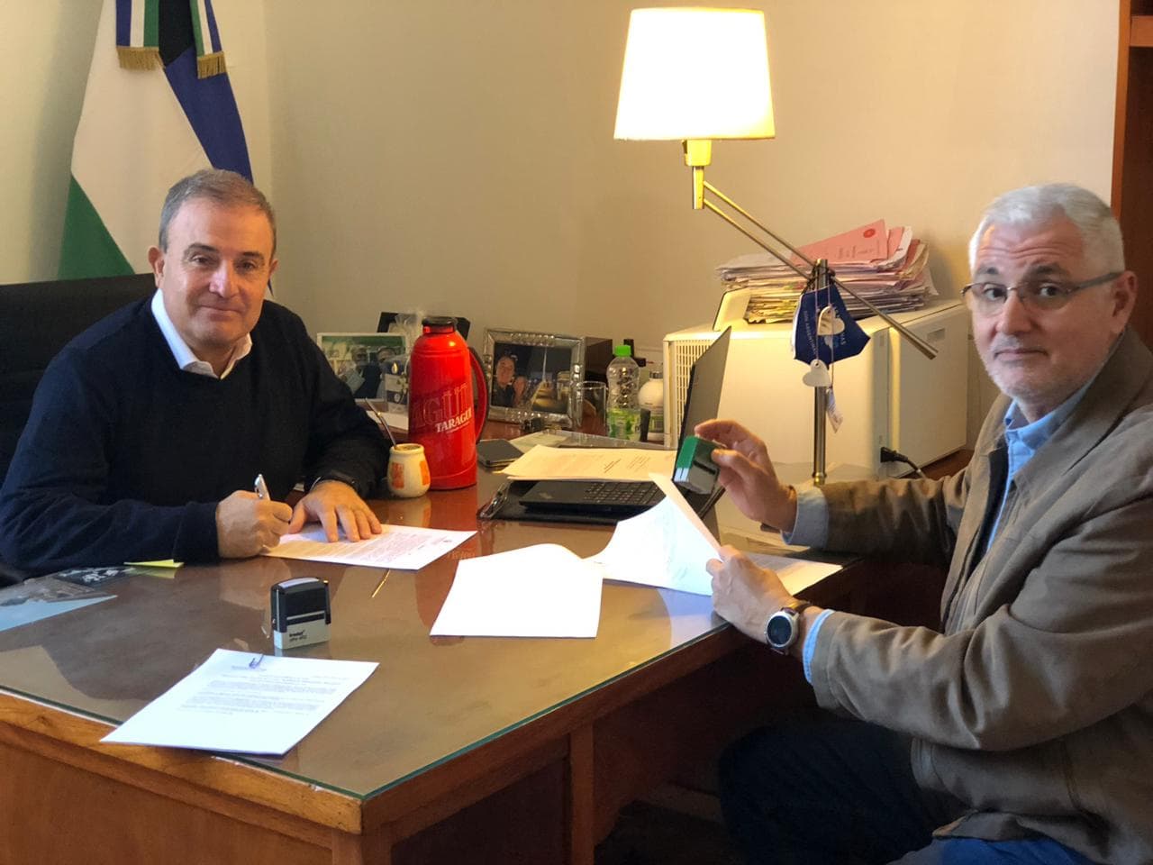 Firman los contratos del ensanchamiento de la avenida Perón y su iluminación LED
