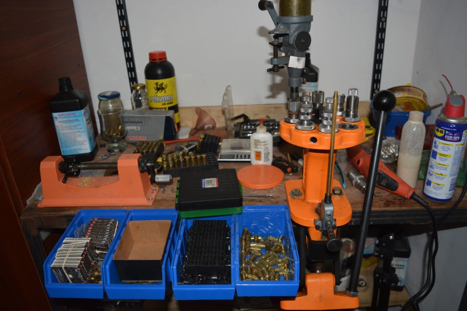 Más de 30 armas de fuego, municiones y una máquina de recarga de cartuchos encontraron en la casa del investigado por Grooming