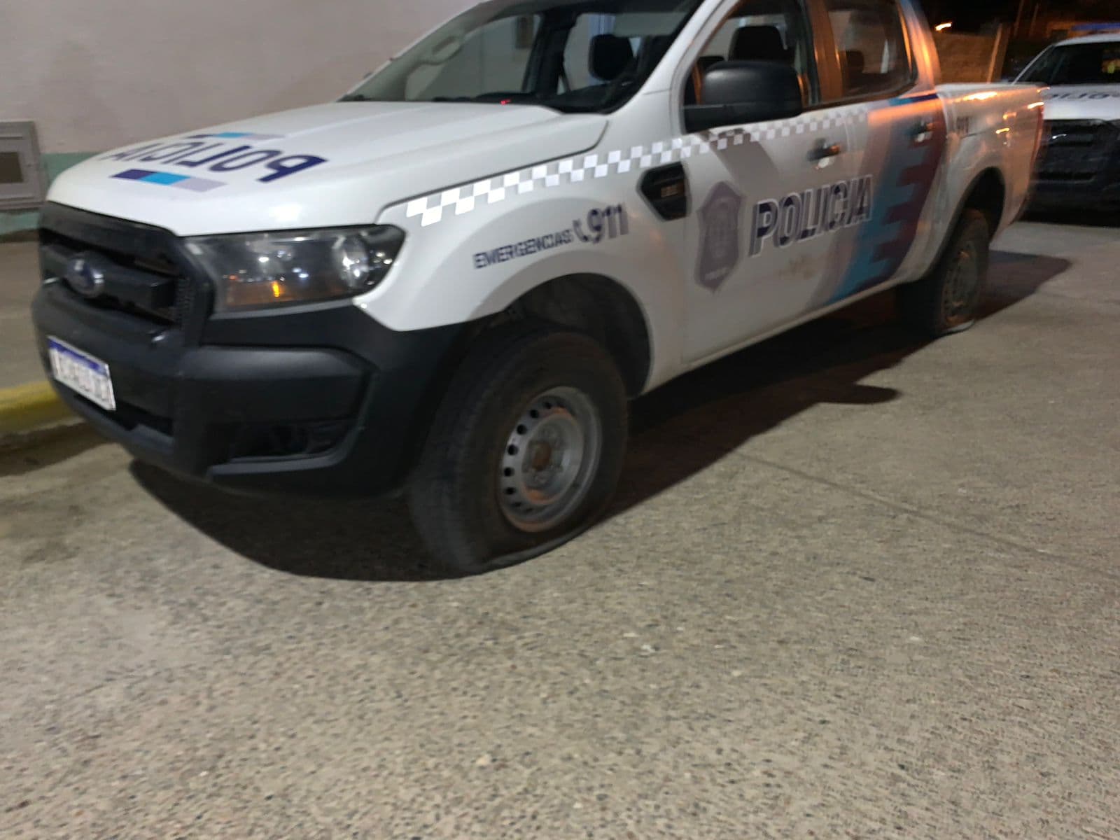 Se paró frente a la comisaría y luego de insultar a los policías, tajeó las ruedas de unos móviles