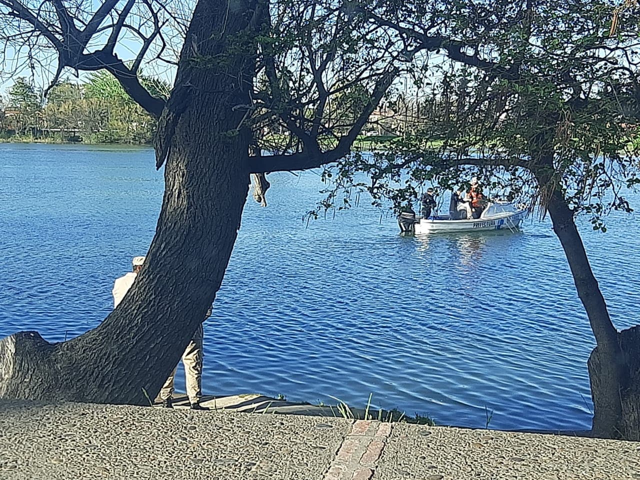 Continúa la búsqueda del joven que desapareció en aguas del río y suman el trabajo de buzos