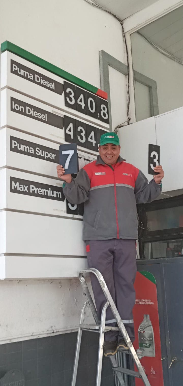 Un trabajador de una estación de servicio de Viedma fue filmado cambiando los precios de los combustibles y no tenían para la venta