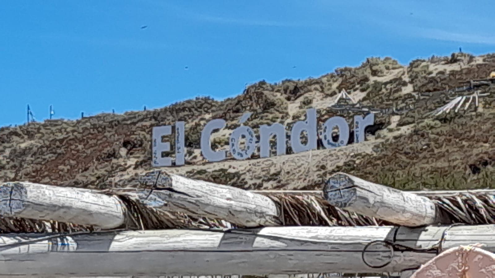 Nadie cuida nada, quemaron contenedores y grafitaron las letras de El Cóndor