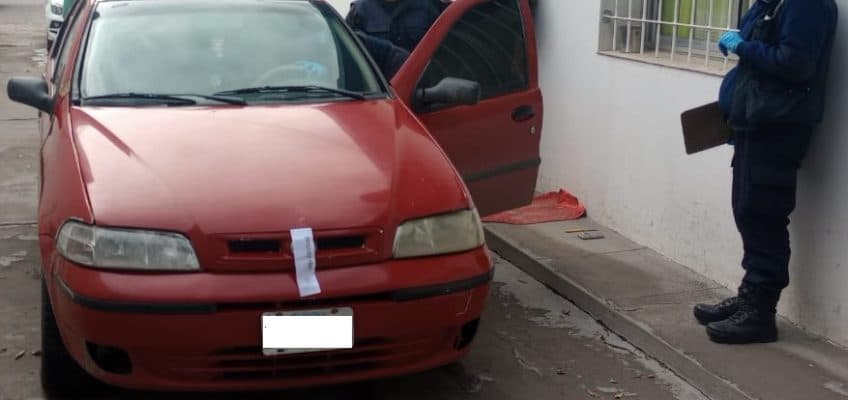 Andaban en un auto por Viedma con un arma de fuego y fueron detenidos