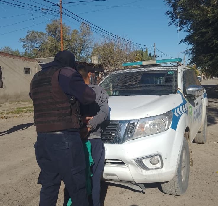 Detienen a un hombre cuando huía con un caño tubing sustraído de un predio