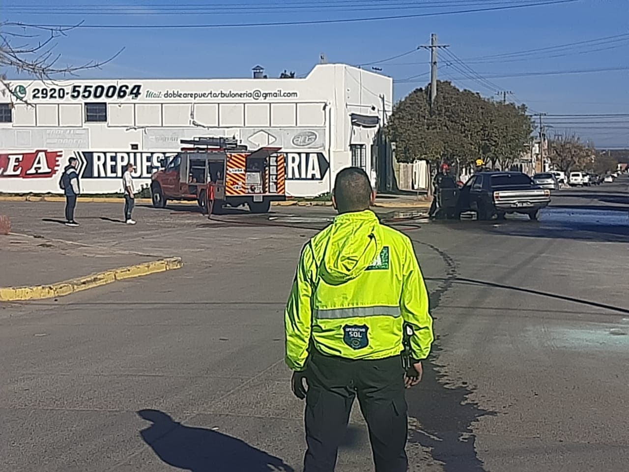 Bomberos pudieron apagar el fuego en un auto cerca de la Terminal de Patagones