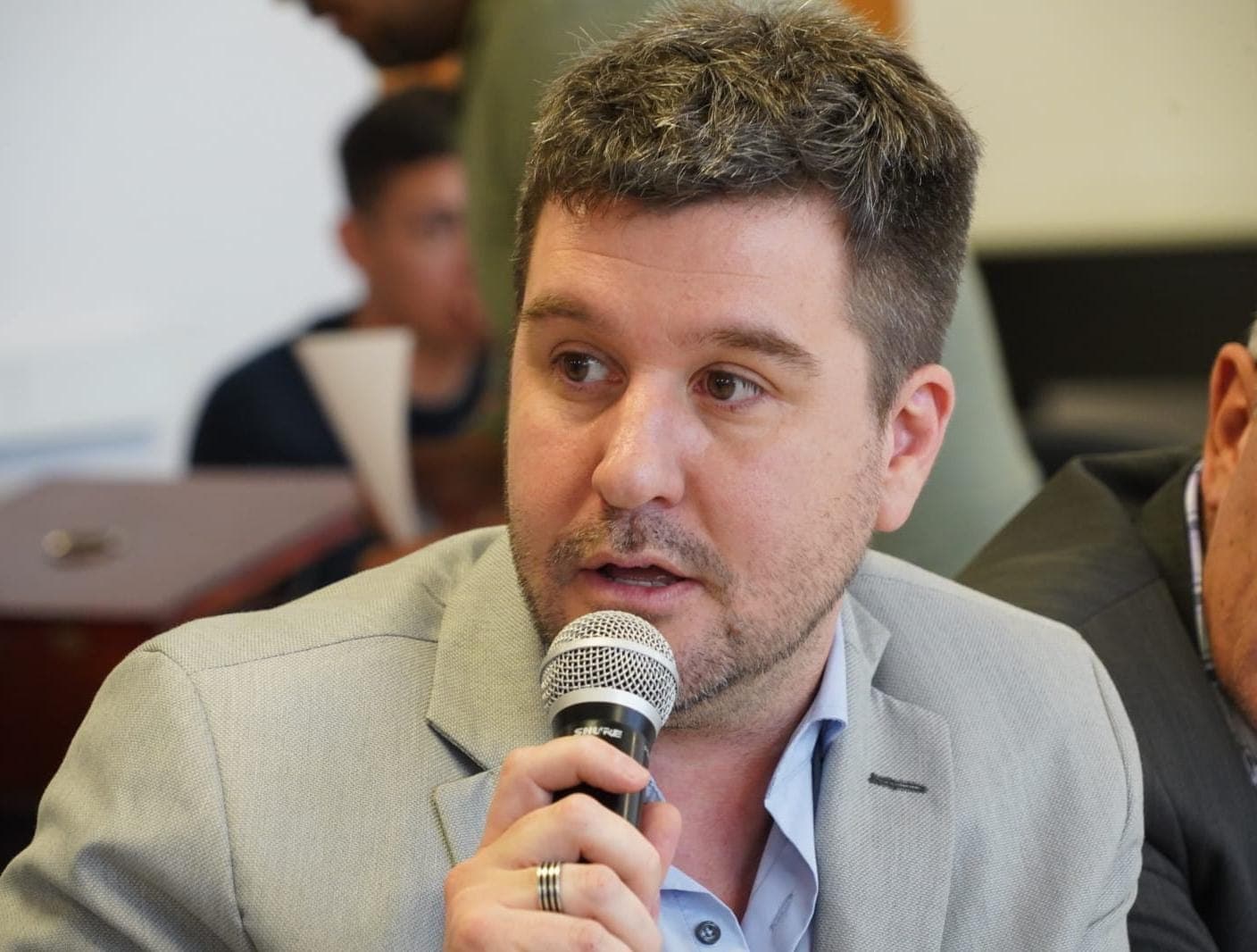 Para Berros el gobernador debe apartar a los funcionarios responsables y «no citar a un estudiante como si fuera un delincuente»