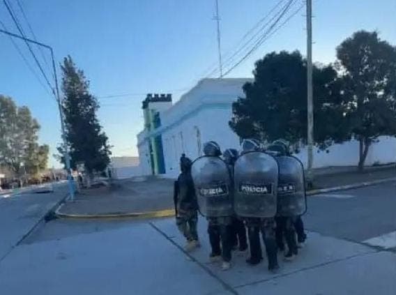 Dolor, enojo y tensión entre los padres de las criaturas que concurren al mismo grado donde fue denunciado un docente por abuso