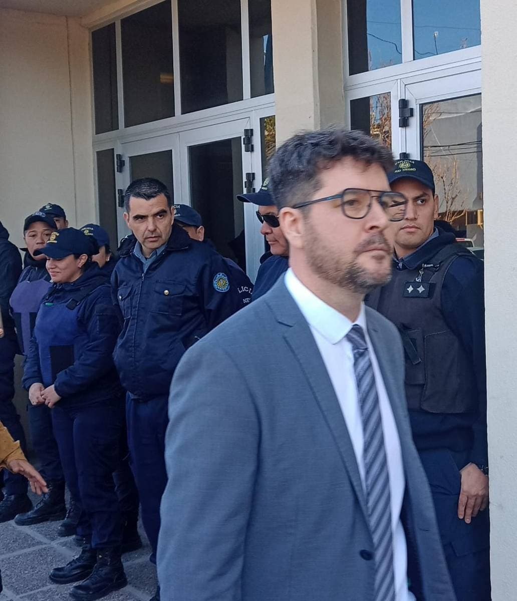 “¿Qué rol cumplió el comisario del Falcon verde en la represión contra los maestros?”