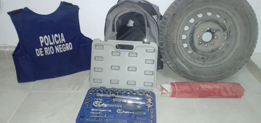 Robaron elementos de distintos autos y luego fueron detenidos