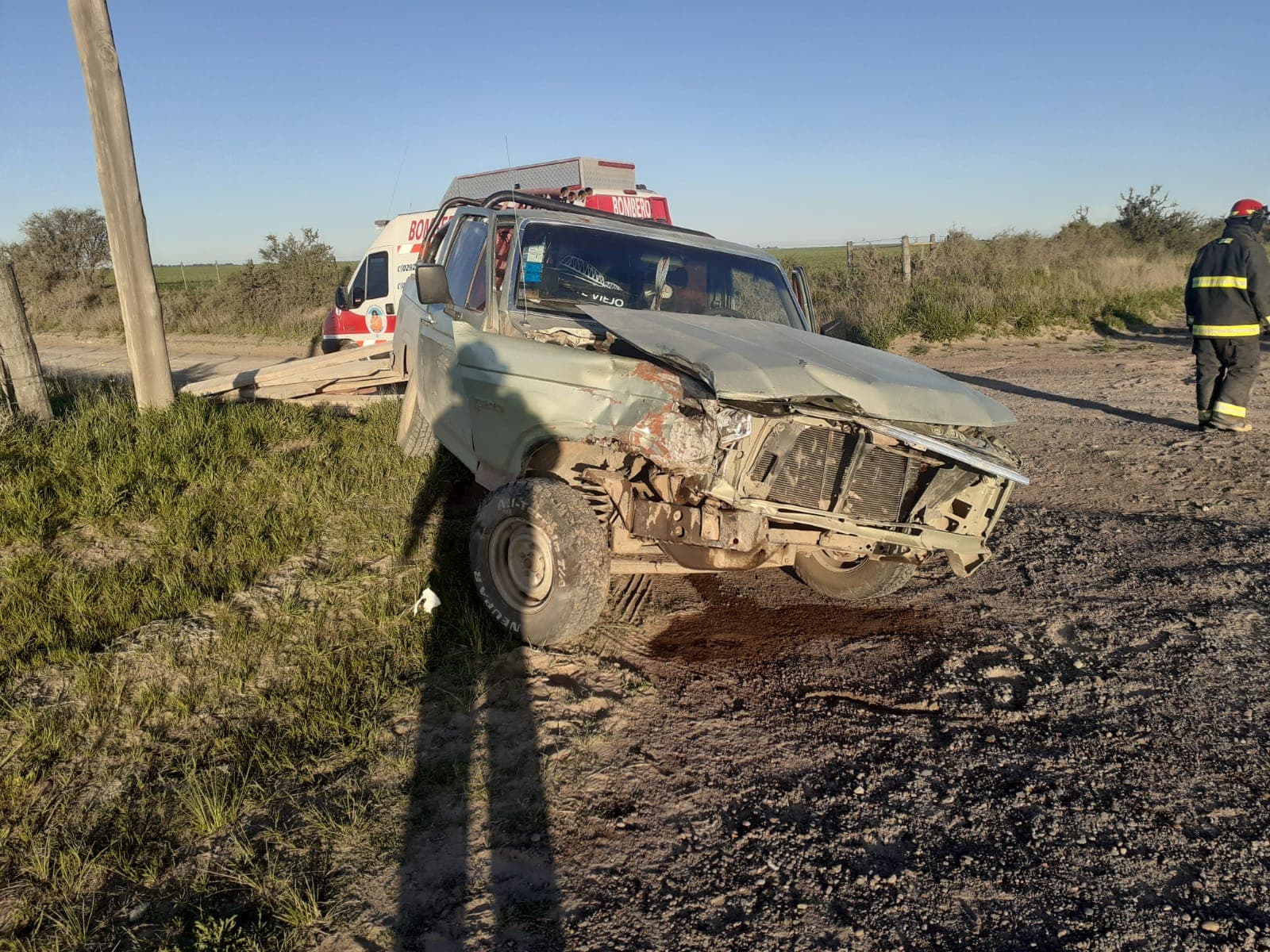 Accidente con suerte luego del choque de frente de dos camionetas en un camino vecinal de Stroeder