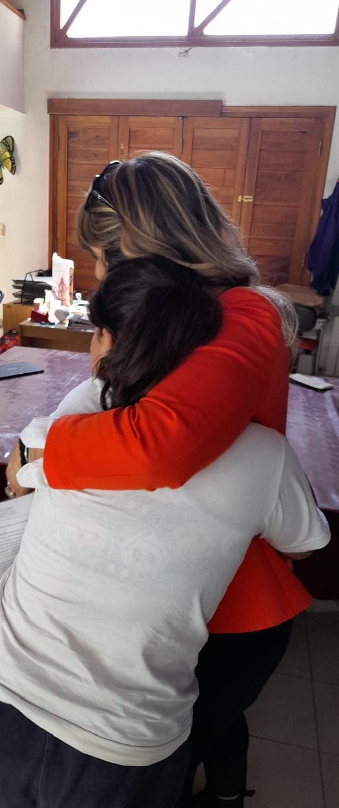 Estaban separados por más de 1.500 kilómetros pero los unía un mismo deseo: ser una familia