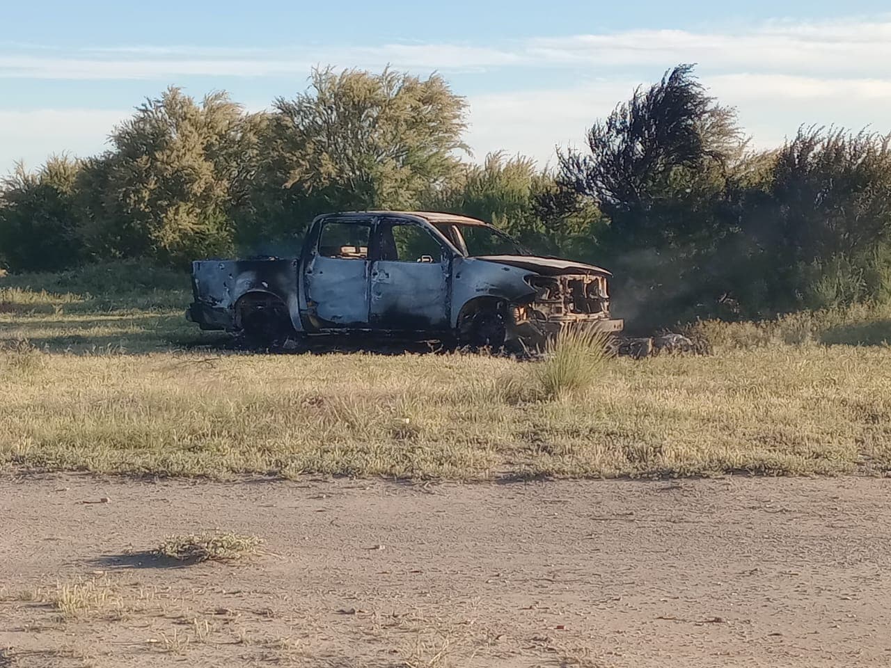 Asaltaron a un chacarero, le robaron dinero y la camioneta que luego la abandonaron y la incendiaron