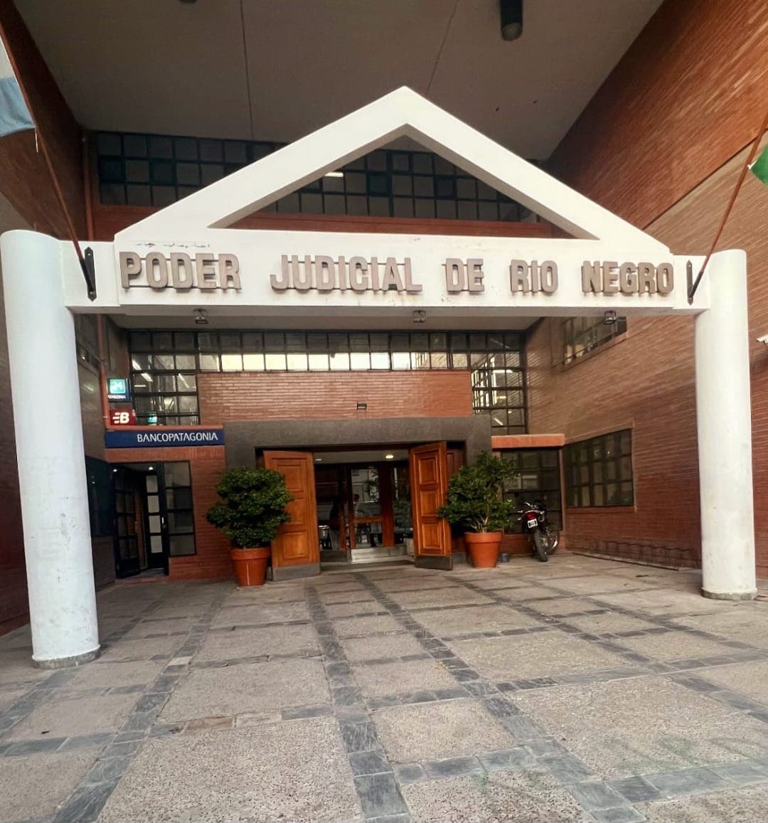 Tendrá que pagarle 10 millones de pesos a su tío por agredirlo a la salida de una escuela en Viedma