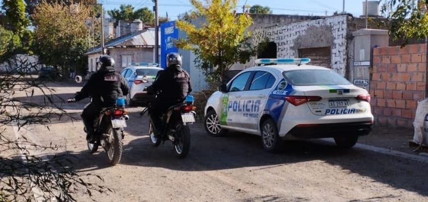 Por un robo en un comercio céntrico la policía realizó allanamientos y secuestró varios elementos en un barrio de Viedma