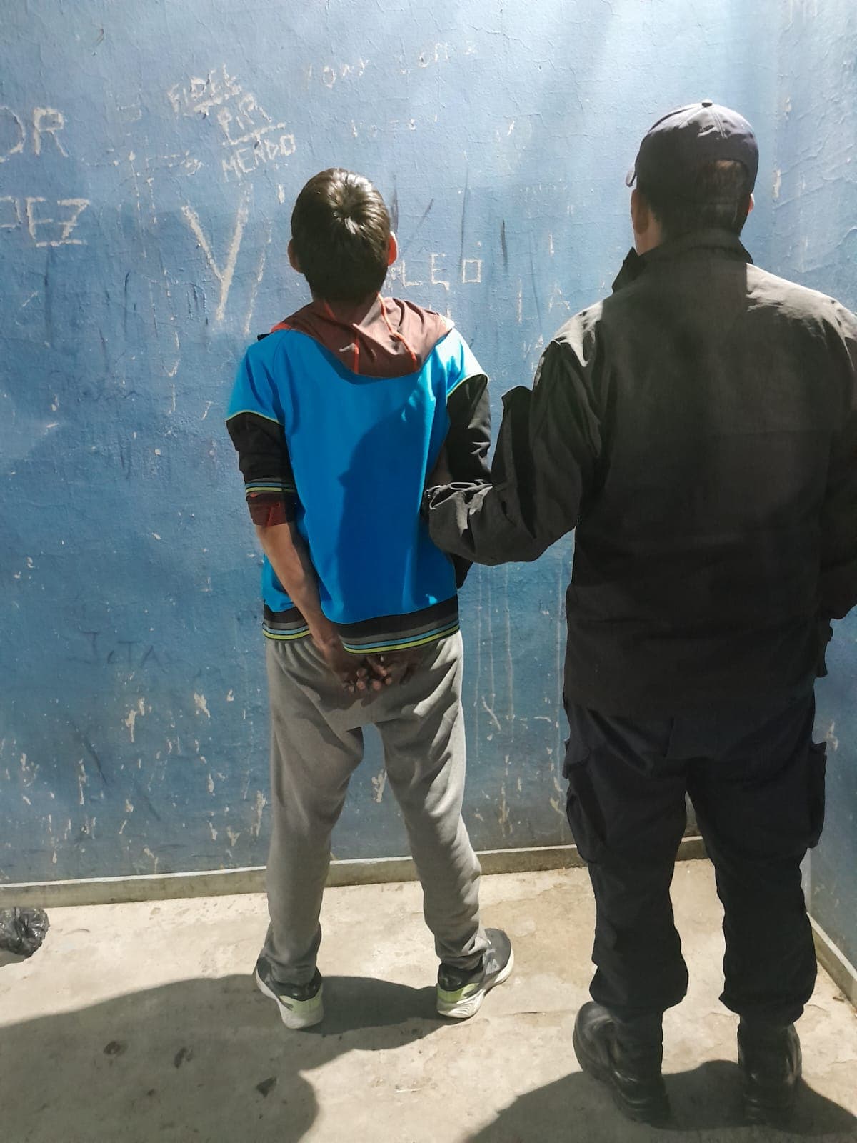 Detienen a un hombre dentro del hospital Zatti que intentó pasar objetos a una detenida