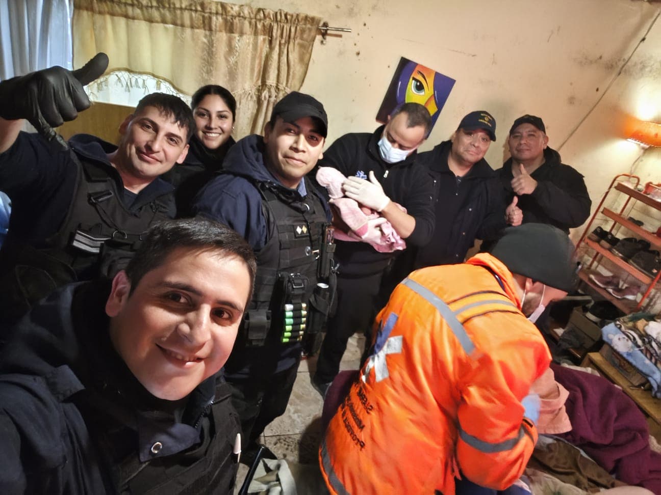 Una mujer dio a luz a un varón y fue asistida por un grupo de policía