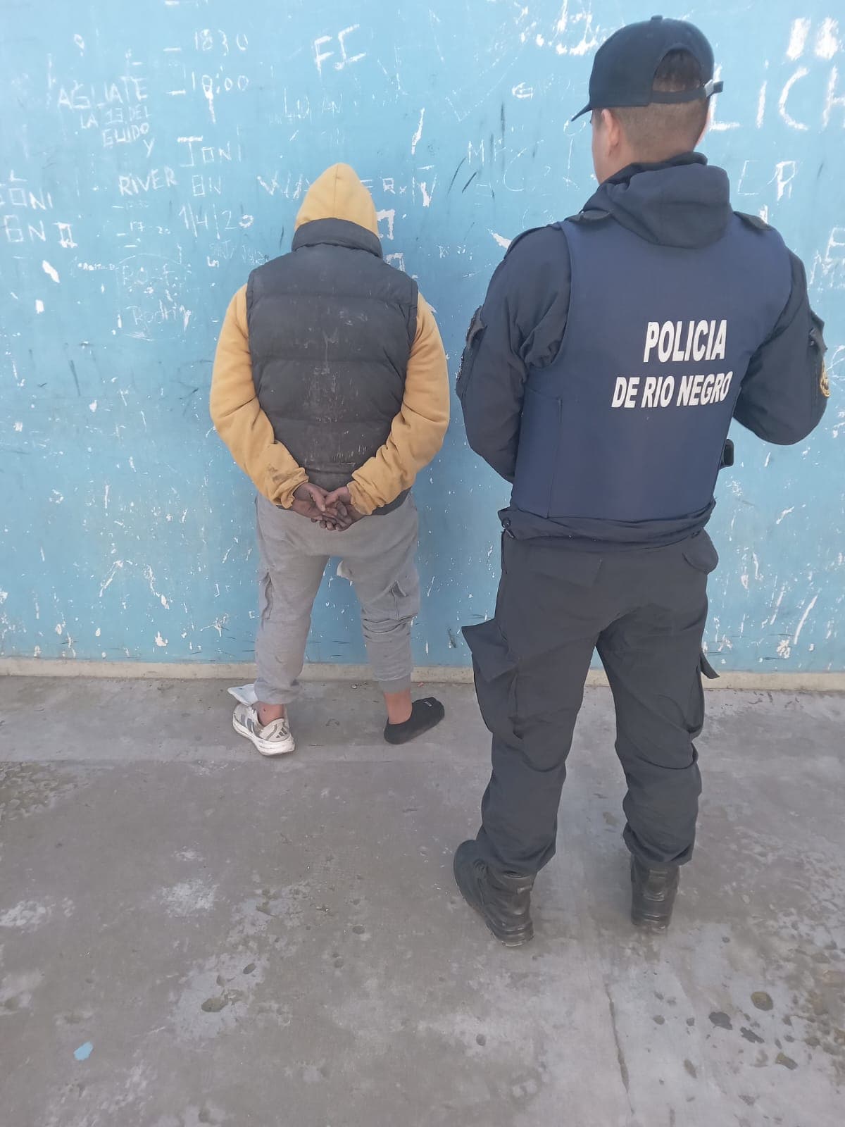 Detuvieron en Viedma a dos personas por robo y secuestraron un arma de fuego